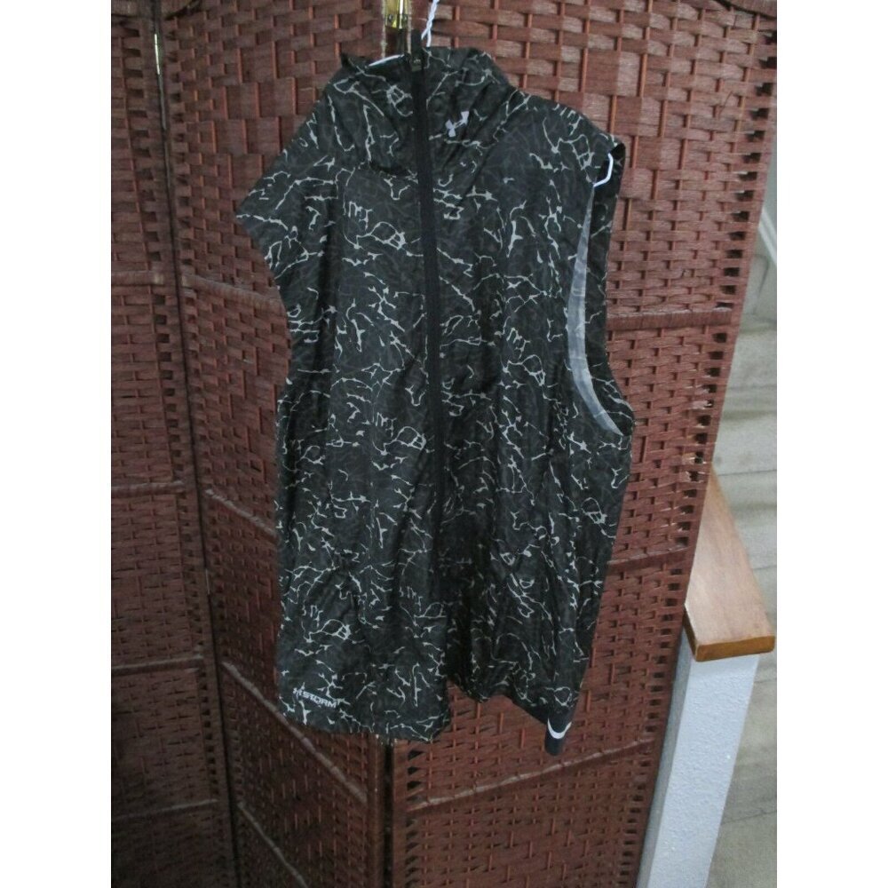 Women's Under Armour Sleeveless Windbreaker Jacket Size Medium All Over Pattern